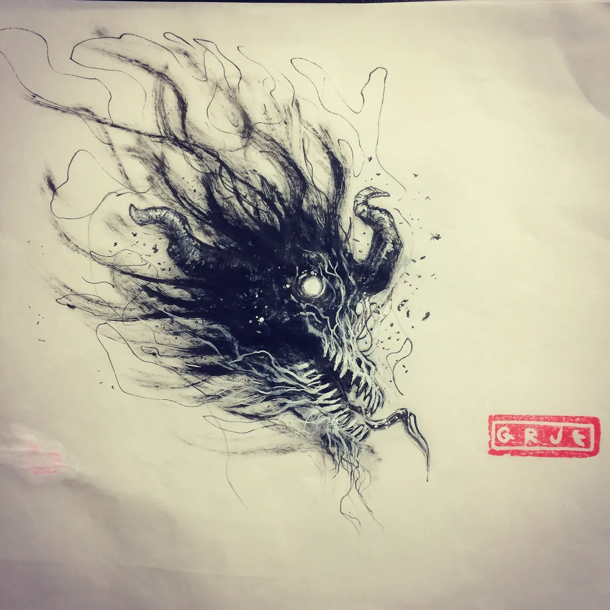 Tête d'une créature démoniaque portant des cornes